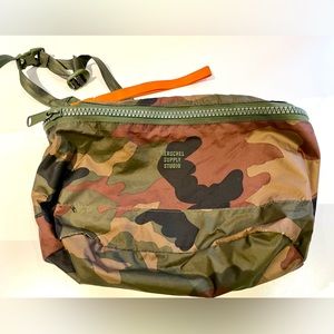 Rare Cute Army print nylon Herschel fanny pack - size large